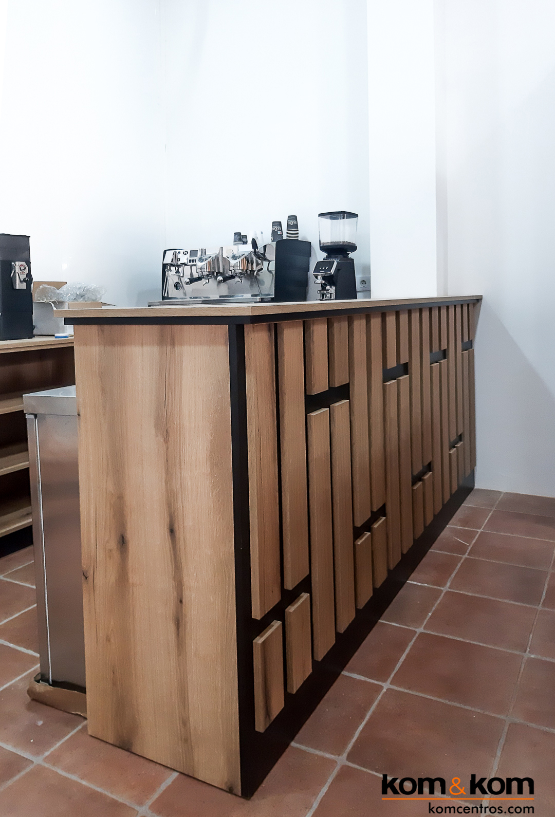 barra de madera de diseño original para cafetería